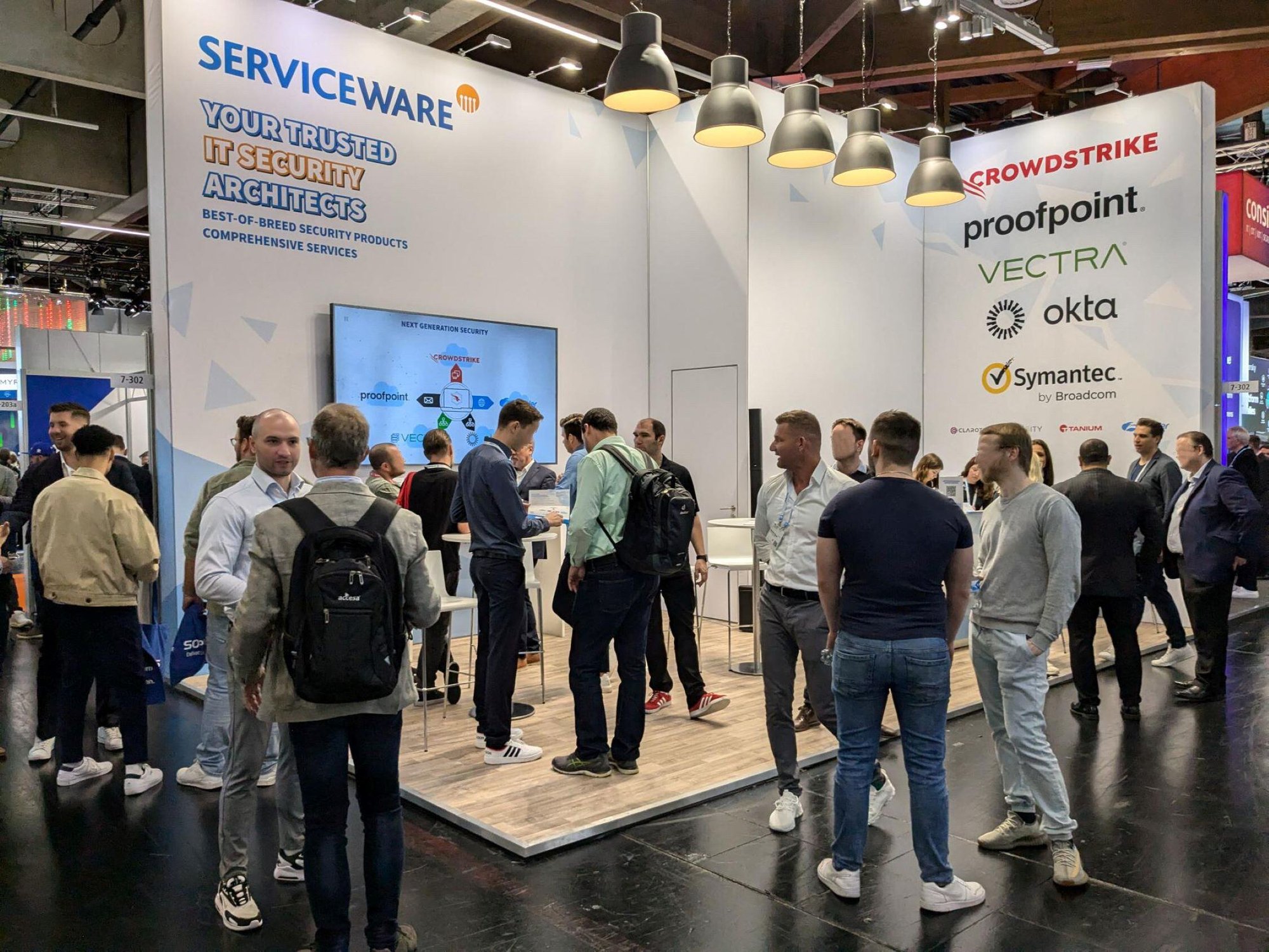 Messestand it-sa 2024 mit vielen Besuchern.
