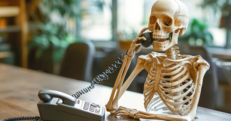 Skelett am Telefon - Google Performance Max Kampagne